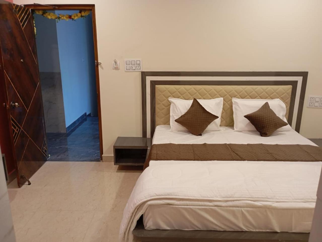 Aadya Inn New Luxury Hotel Tirupati Exterior photo